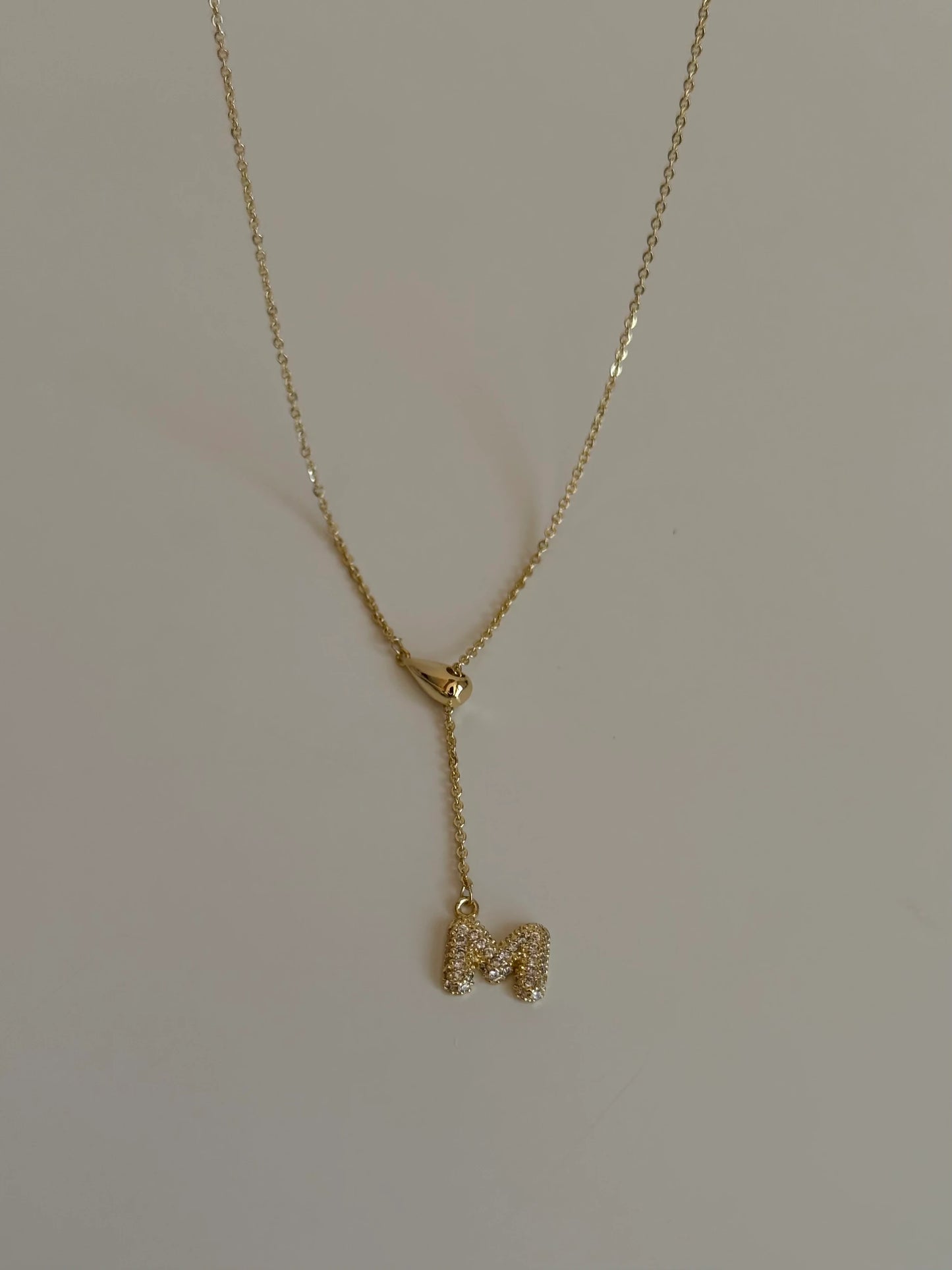 Gold Rengi Damla Detay Asansörlü Harf Kadın Kolye