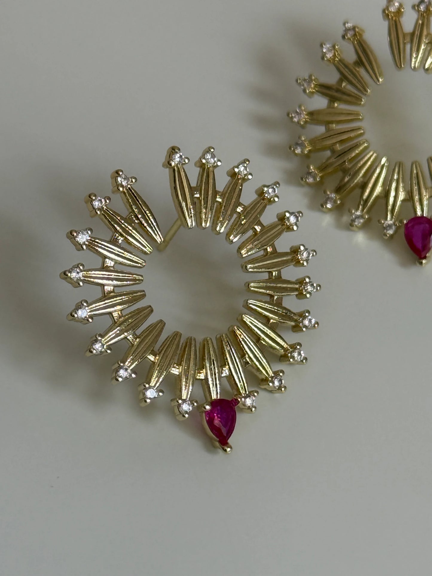 Gold Rengi Renkli Taşlı Yuvarlak Model Kadın Küpe