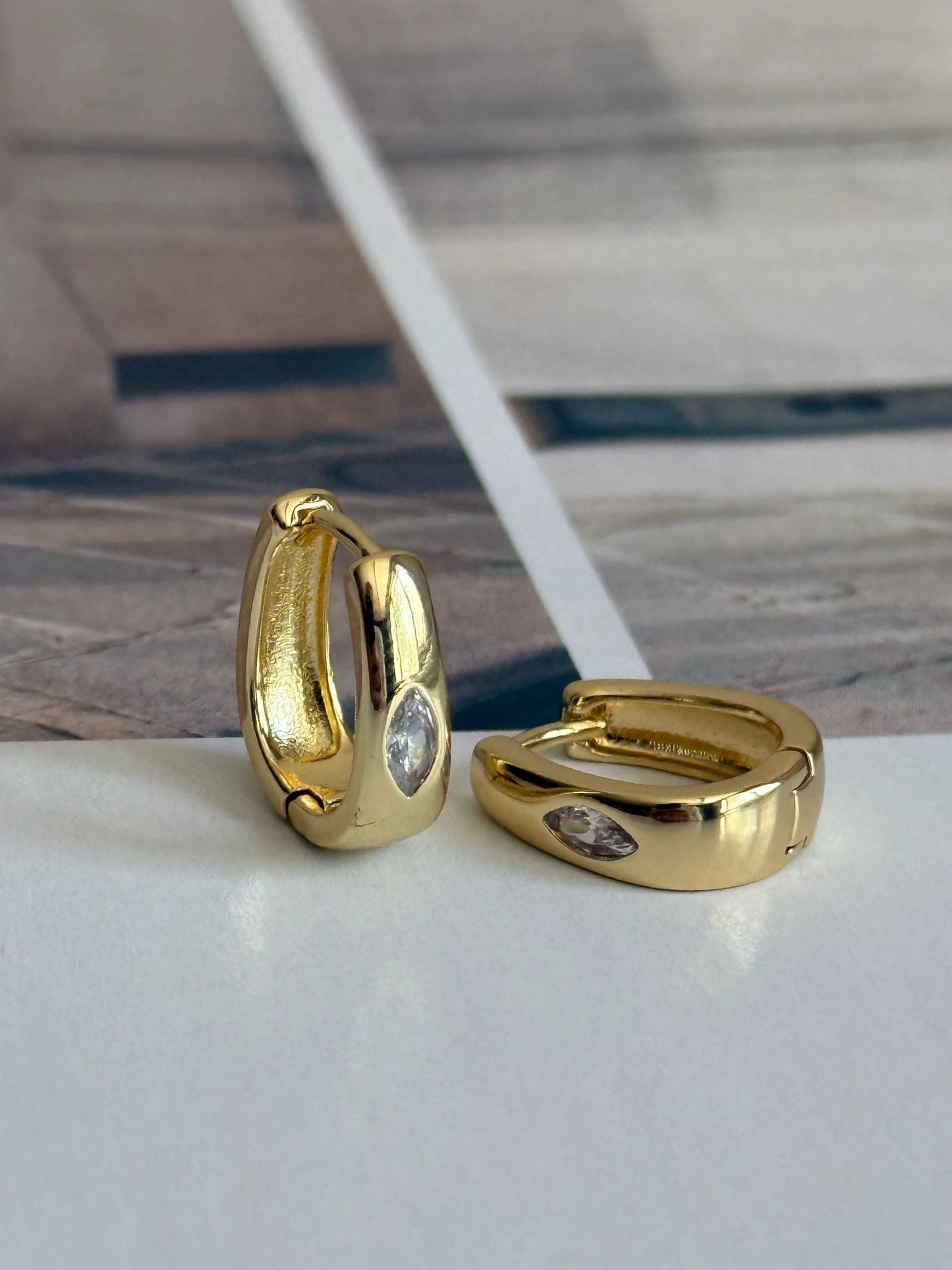 Gold Rengi Gömülü Damla Taşlı Kadın Küpe