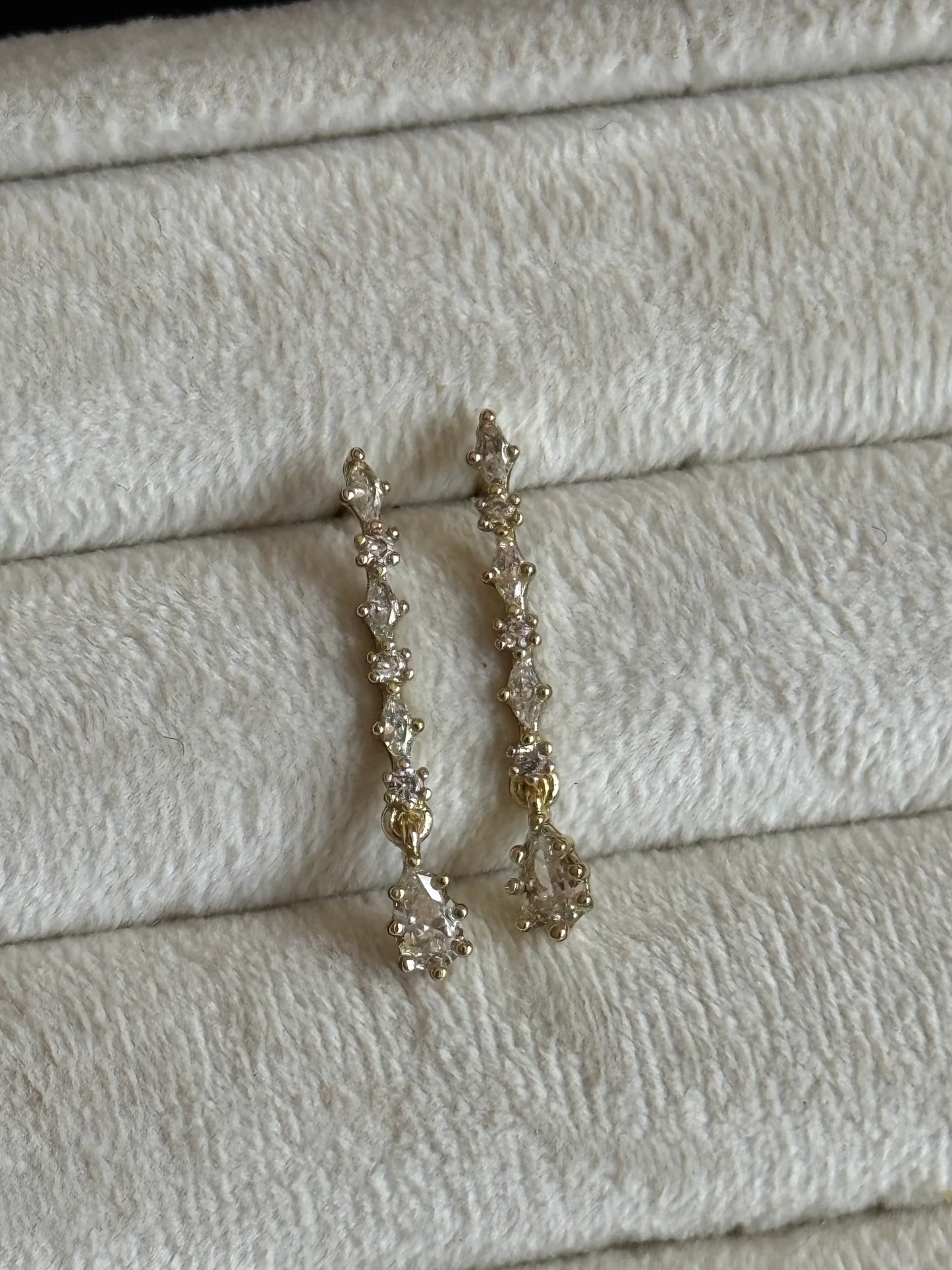 Gold Rengi Zirkon Taş Sallantılı Xupıng Kadın Küpe