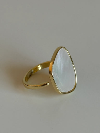Gold Rengi Sedef Taşlı Oval Form Kadın Yüzük