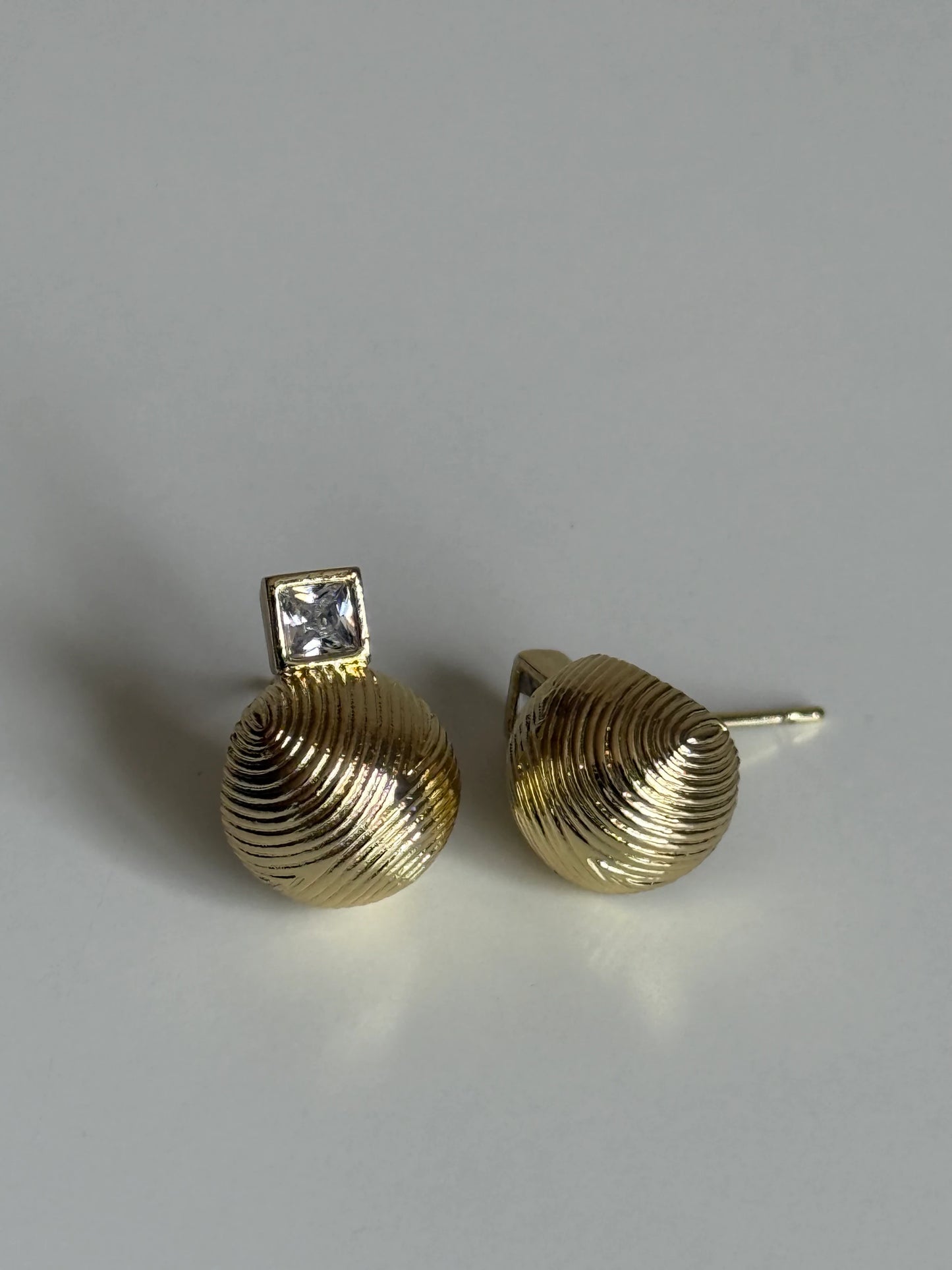 Gold Rengi Taşlı Yuvarlak Model Kadın Küpe