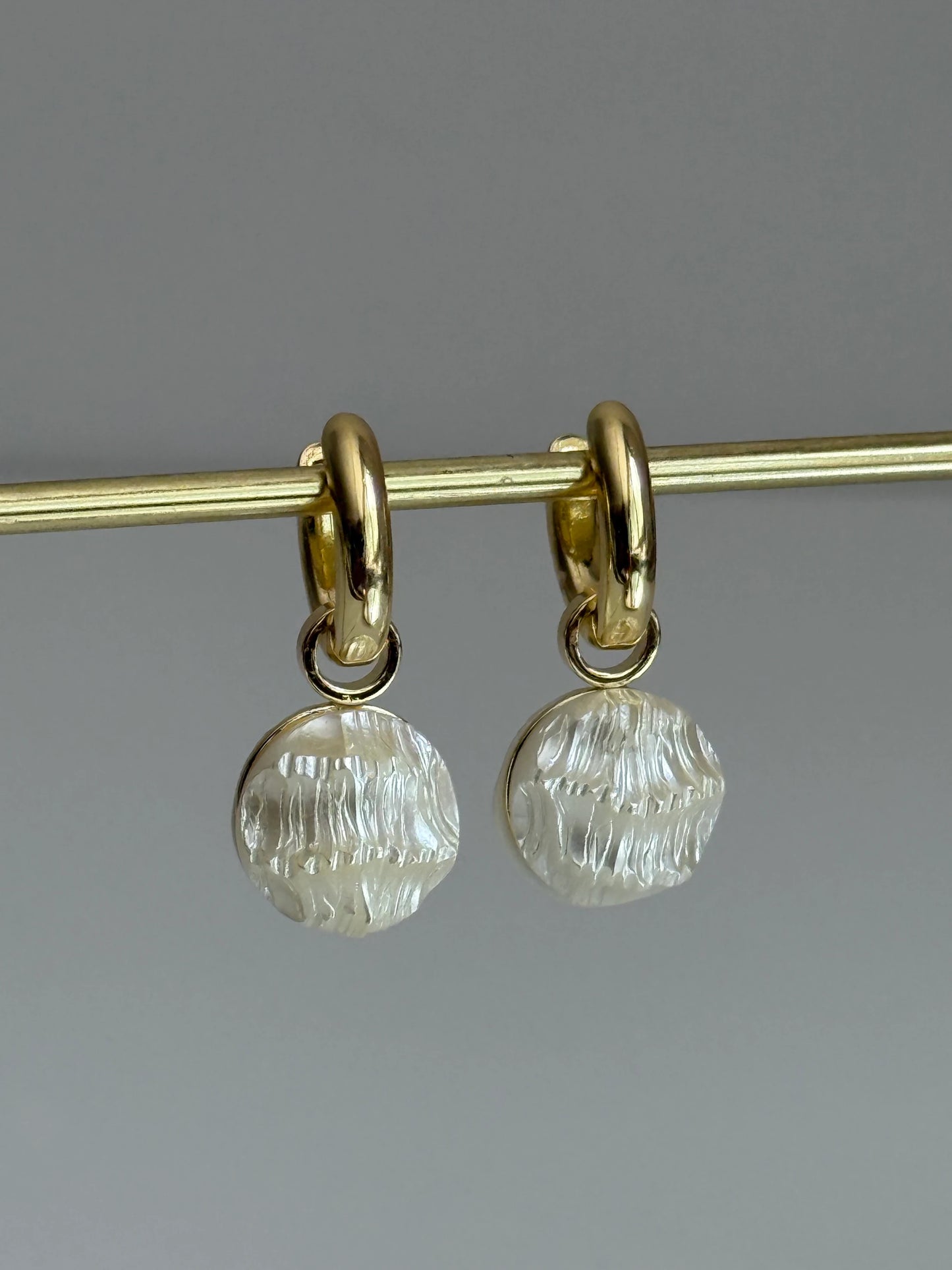 Gold Rengi Sedef Taş Sallantılı Kadın Küpe