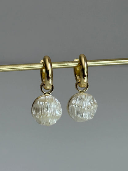 Gold Rengi Sedef Taş Sallantılı Kadın Küpe