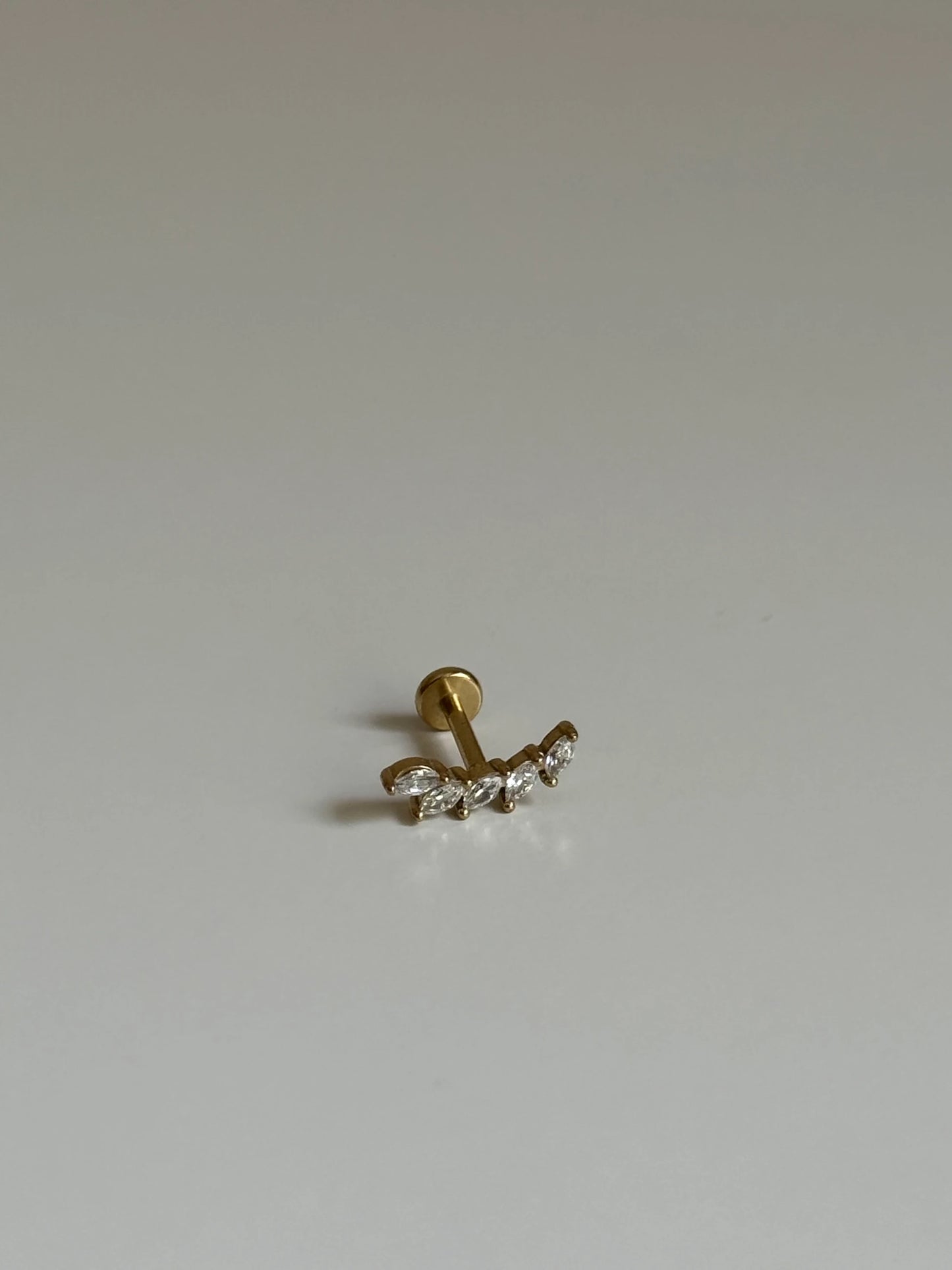 Gold Rengi Beş Taşlı Çelik Piercing