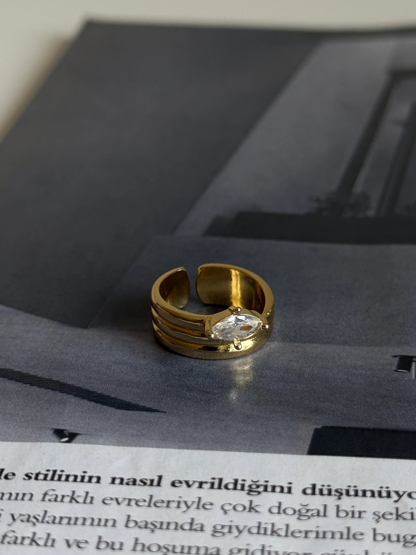 Gold Rengi Damla Taşlı Üç Sıra Kadın Yüzük