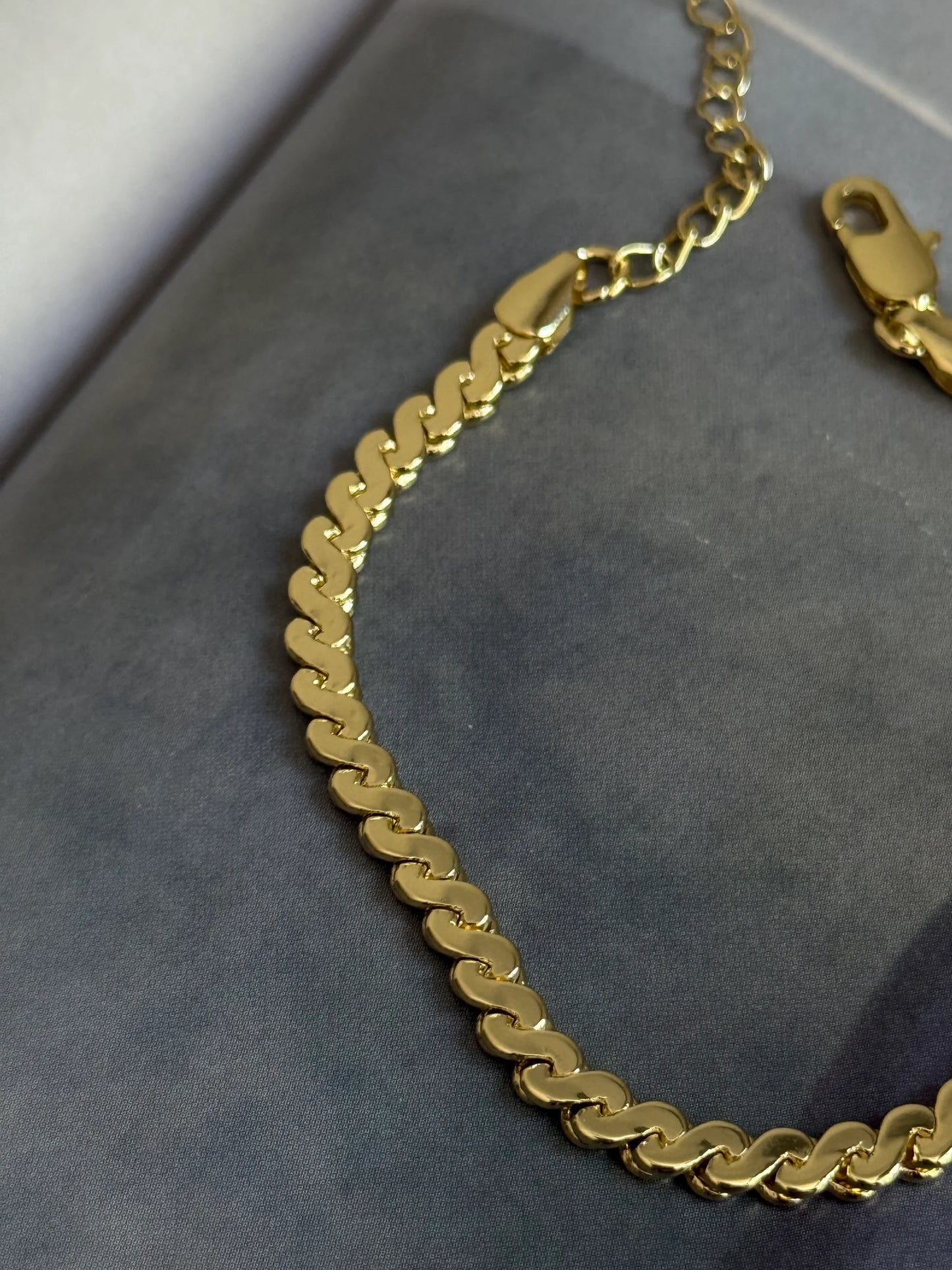 Gold Rengi Örgü Model Kadın Bileklik
