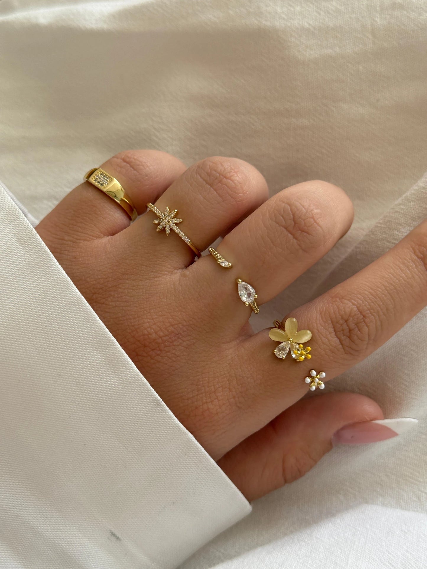 Gold Rengi Zirkon Taş Detaylı Çiçek Model Kadın Yüzük
