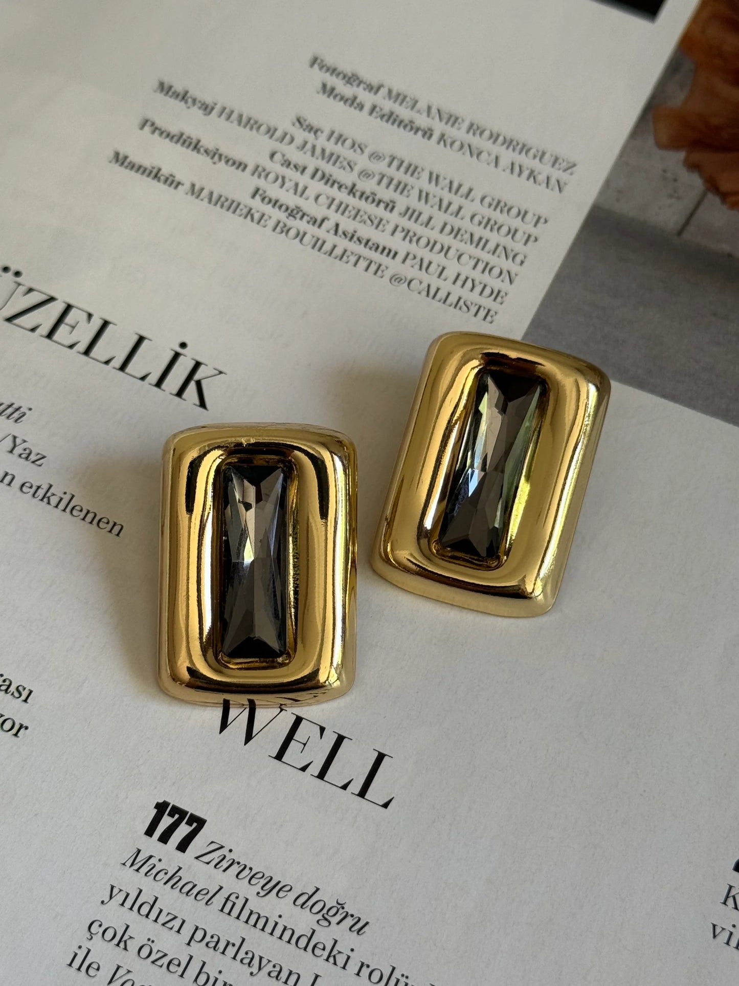 Gold Rengi Renkli Taşlı Dikdörtgen Model Kadın Küpe