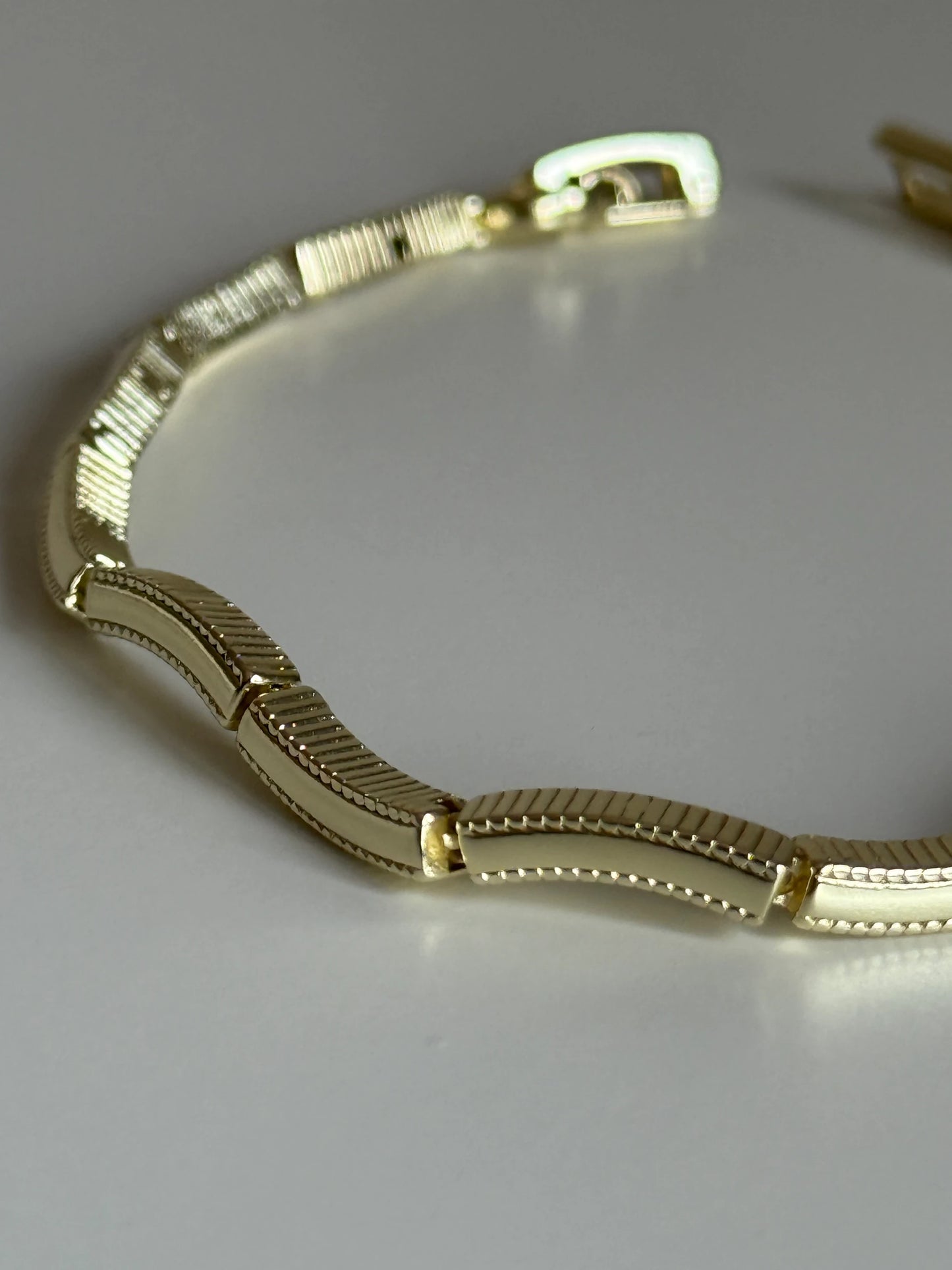 Gold Rengi Oval Form Sıralı Kadın Bileklik