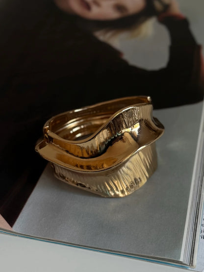 Gold Rengi Asimetrik Model Kadın Kelepçe Bileklik