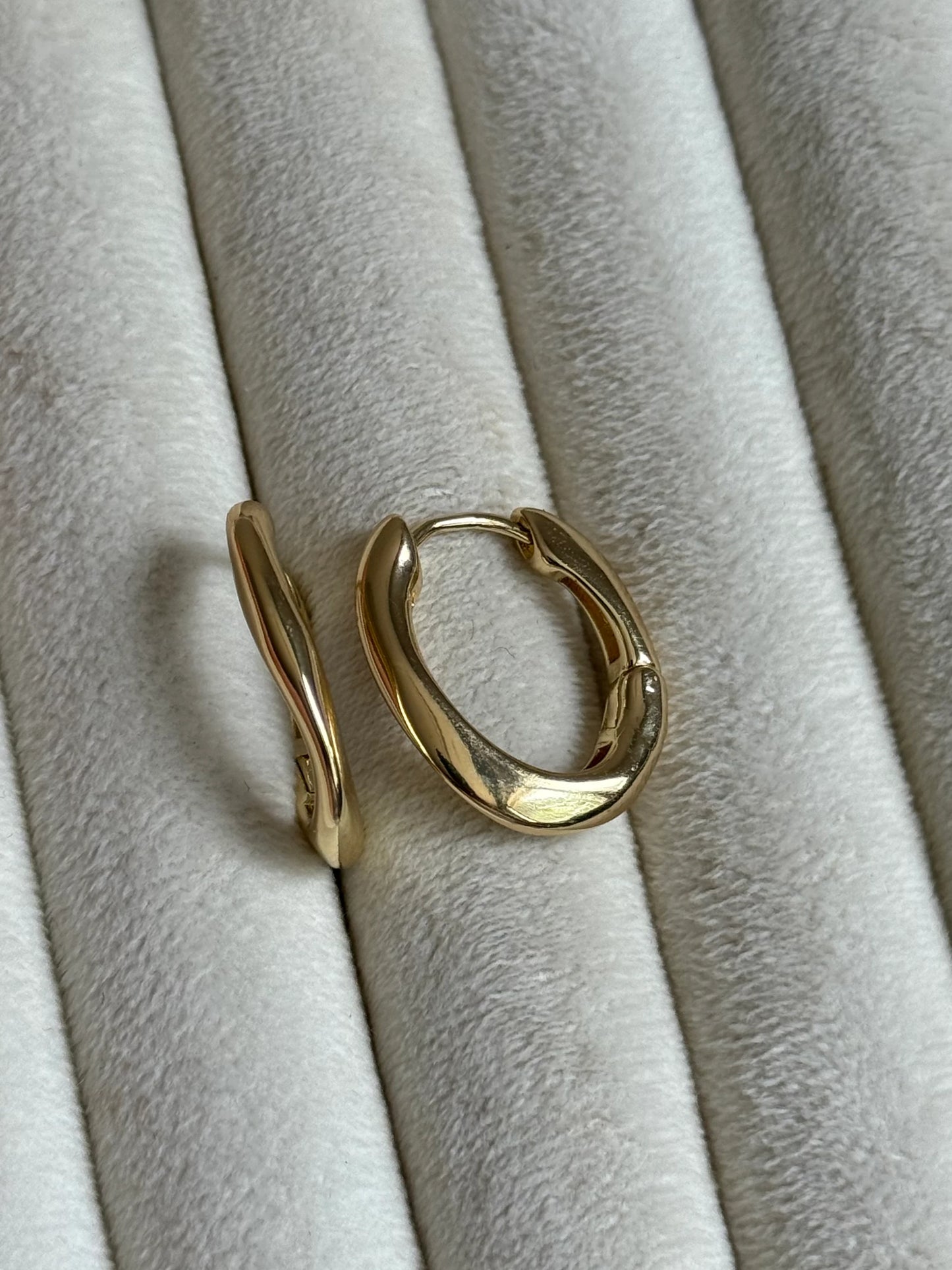 Gold Rengi Dalgalı Model Kadın Halka Küpe