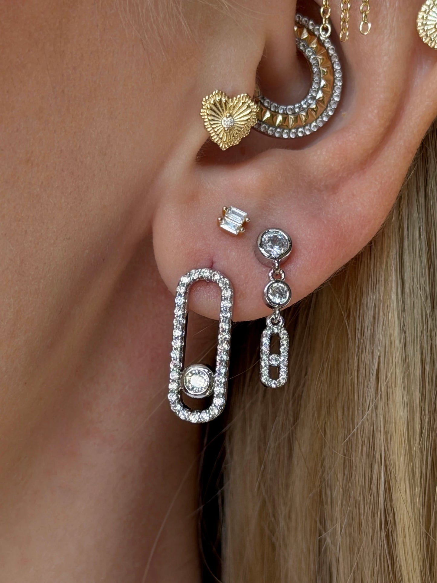 Gümüş Rengi Sallantılı Messi Model Kadın Küpe