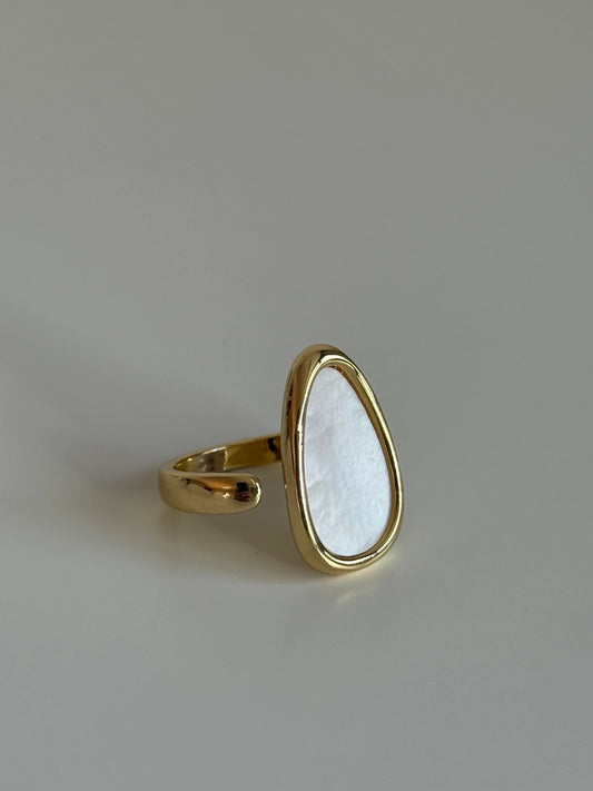 Gold Rengi Sedef Taşlı Oval Form Kadın Yüzük