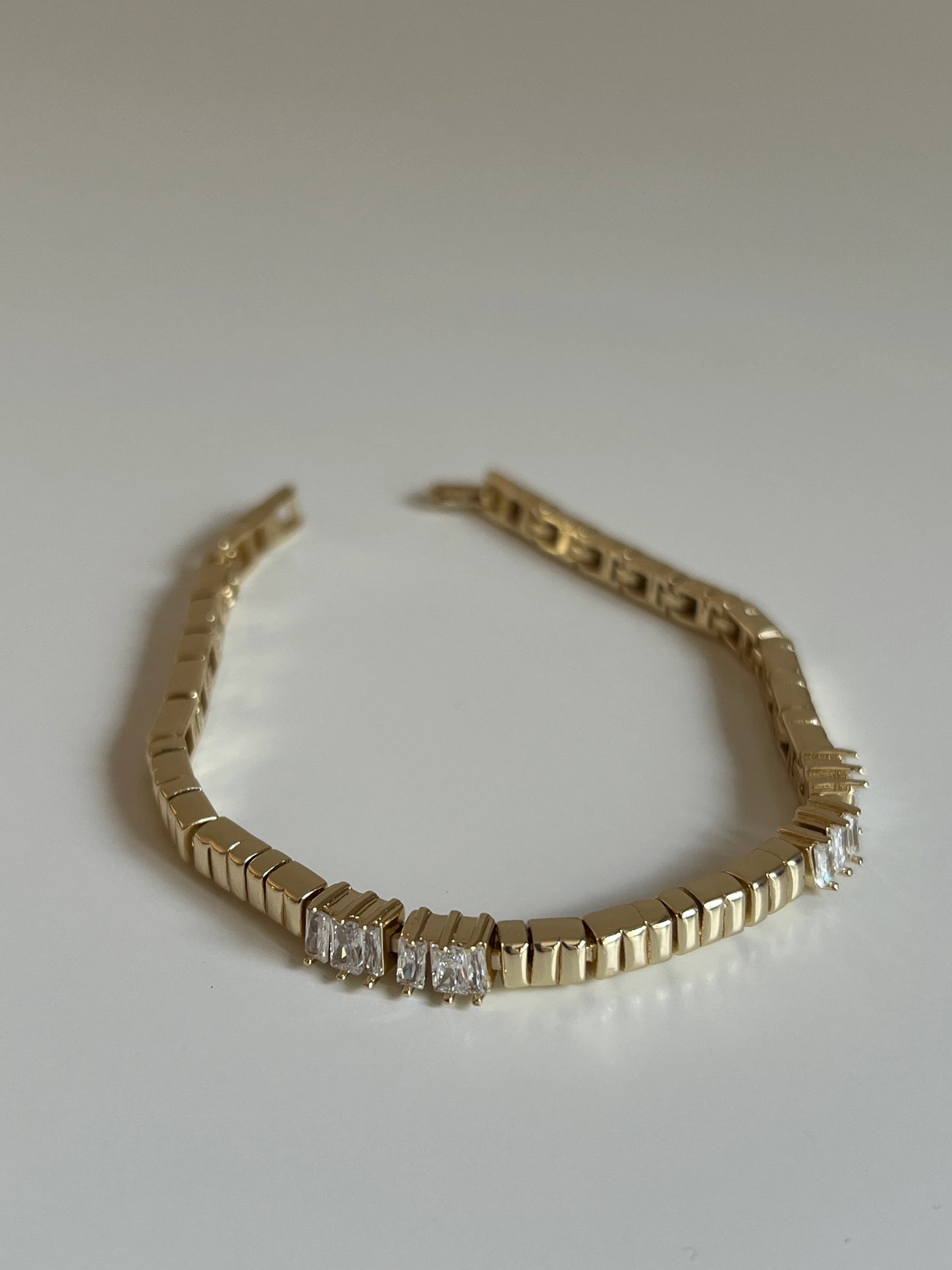 Gold Rengi Baget Taşlı Kadın Bileklik