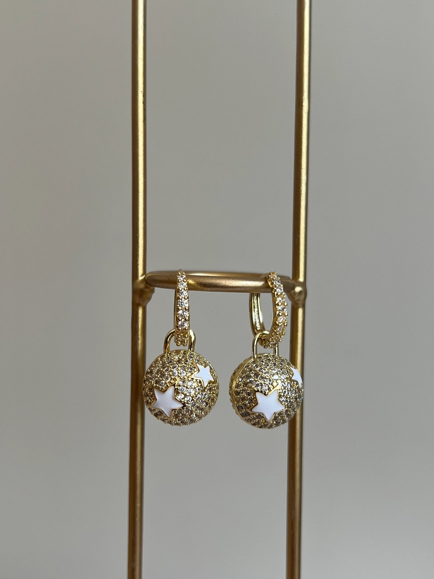 Gold Renkli Zirkon Taşlı Yıldız Desenli Top Sallantılı Kadın Küpe