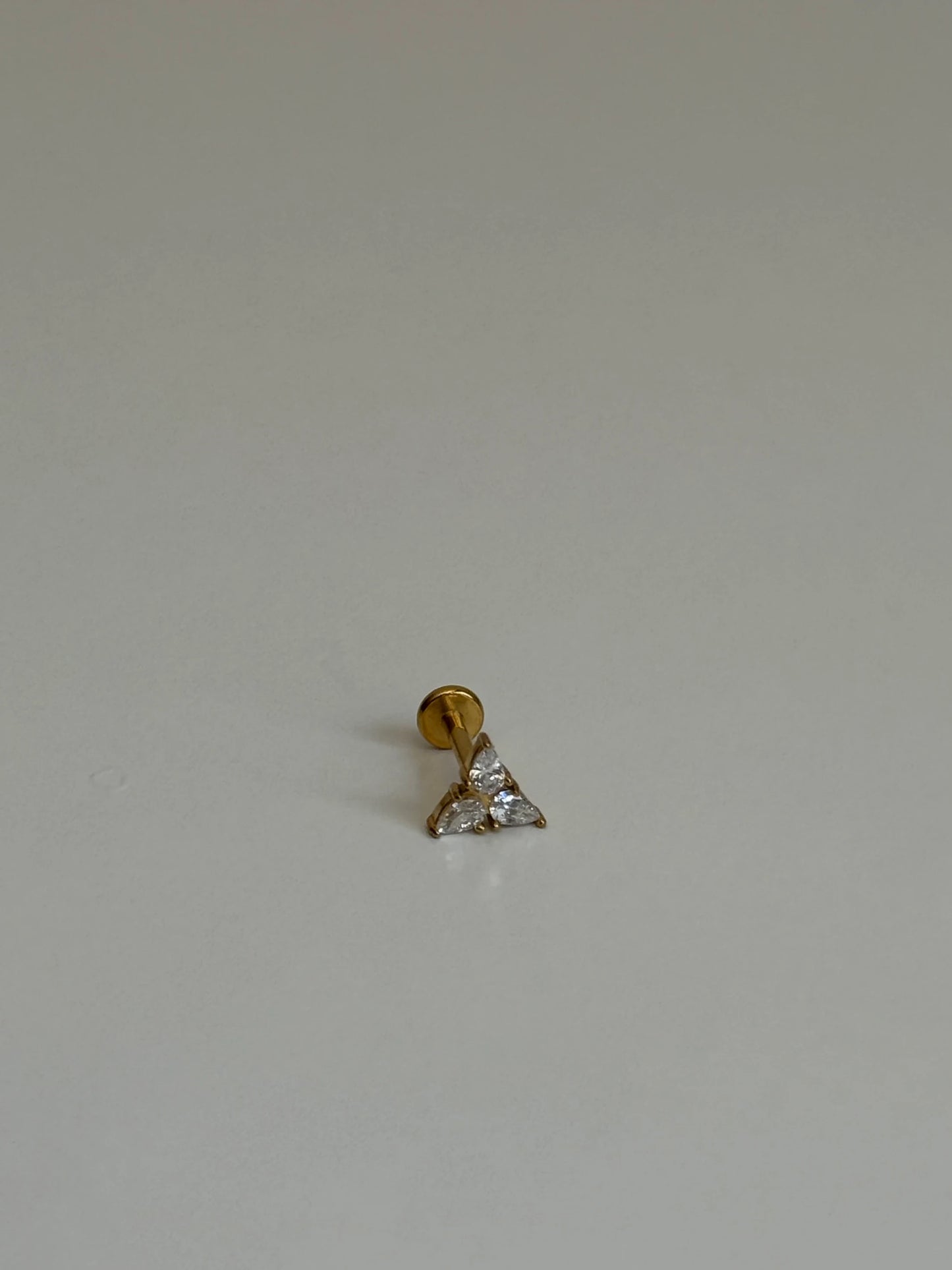 Gold Rengi Üç Damla Taşlı Çelik Piercing
