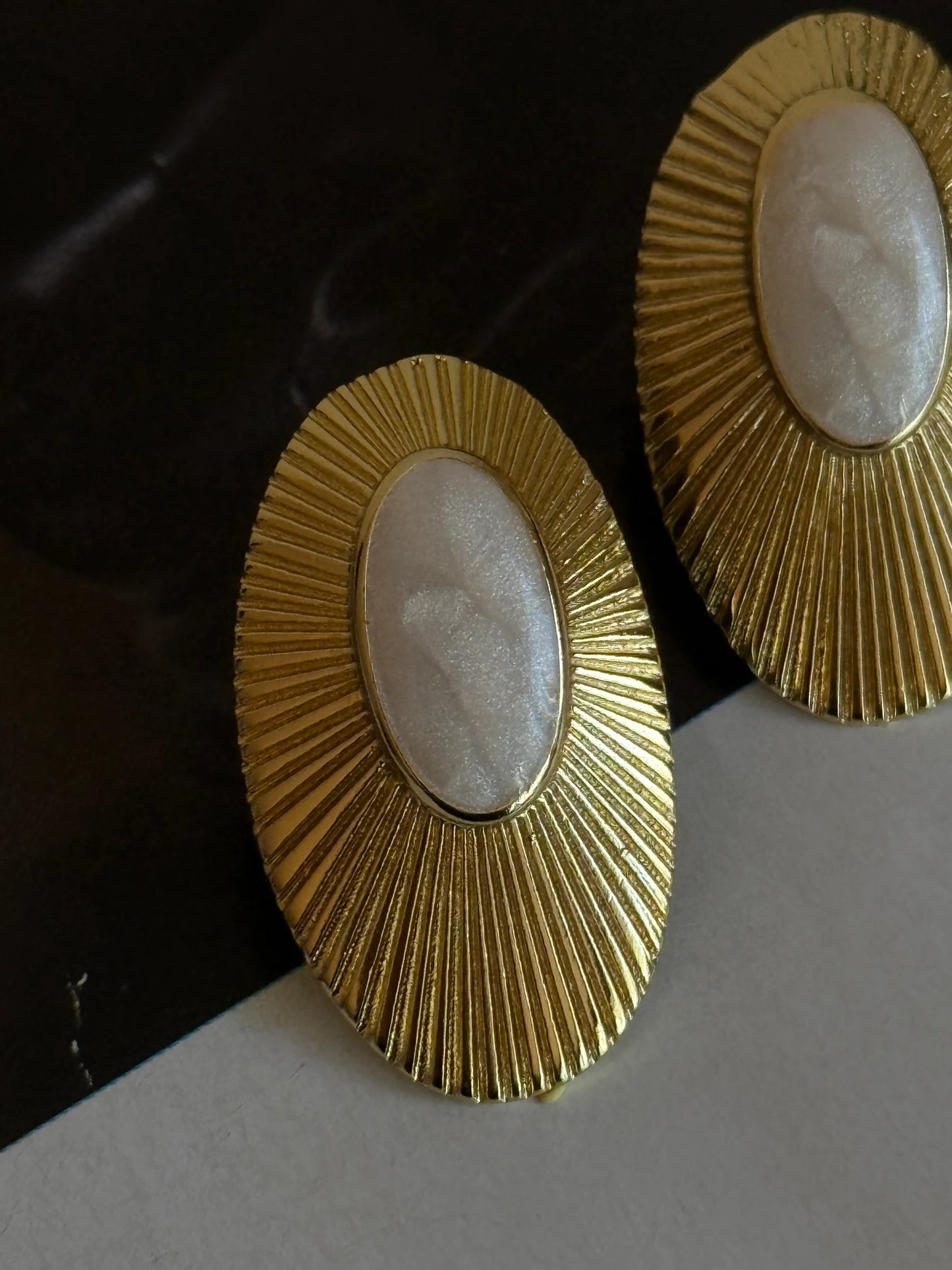 Gold Rengi Renkli Taşlı Elips Model Kadın Küpe