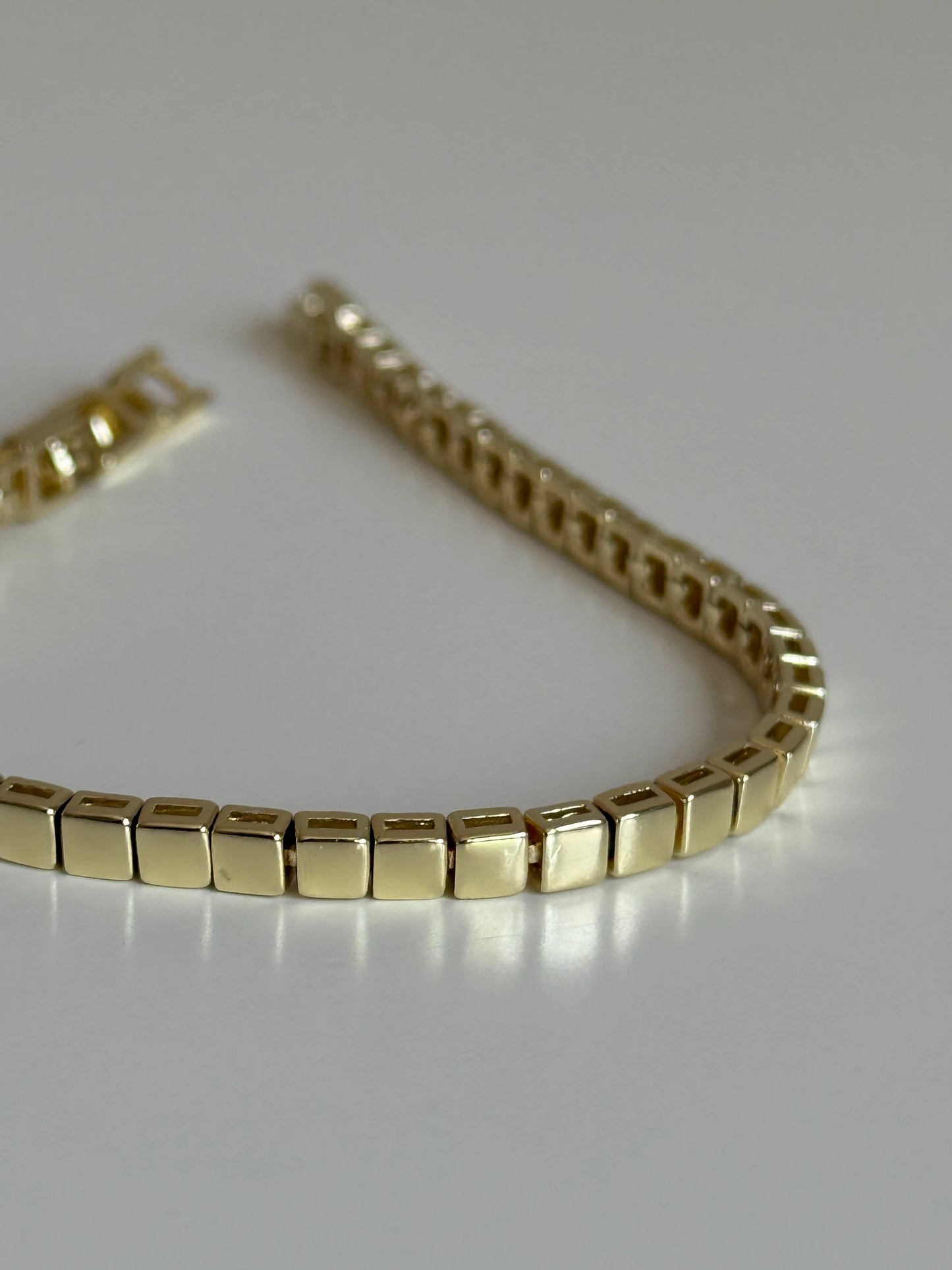 Gold Rengi Sıralı Küp Model Kadın Bileklik