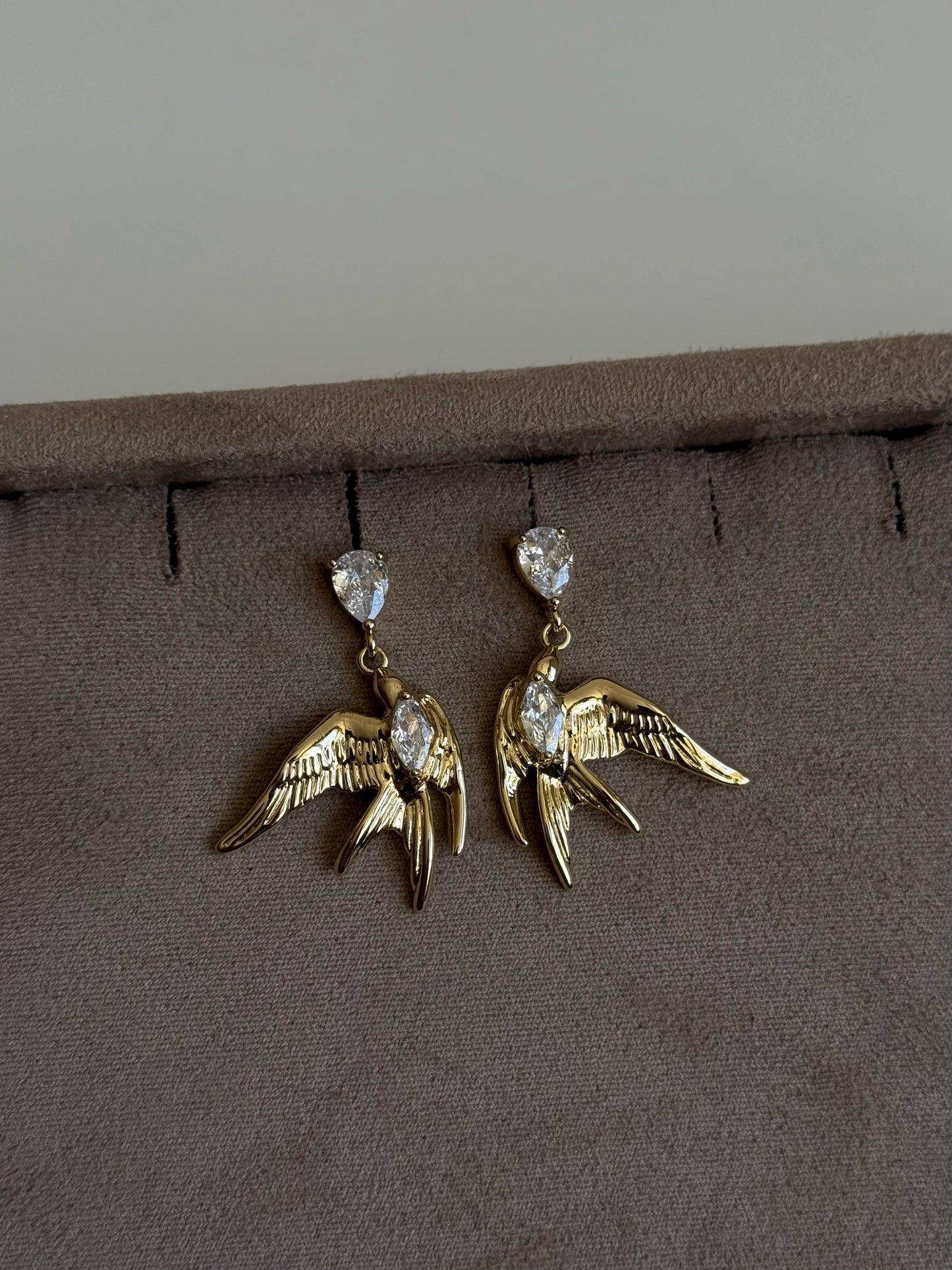 Gold Rengi Kuş Model Sallantılı Kadın Küpe