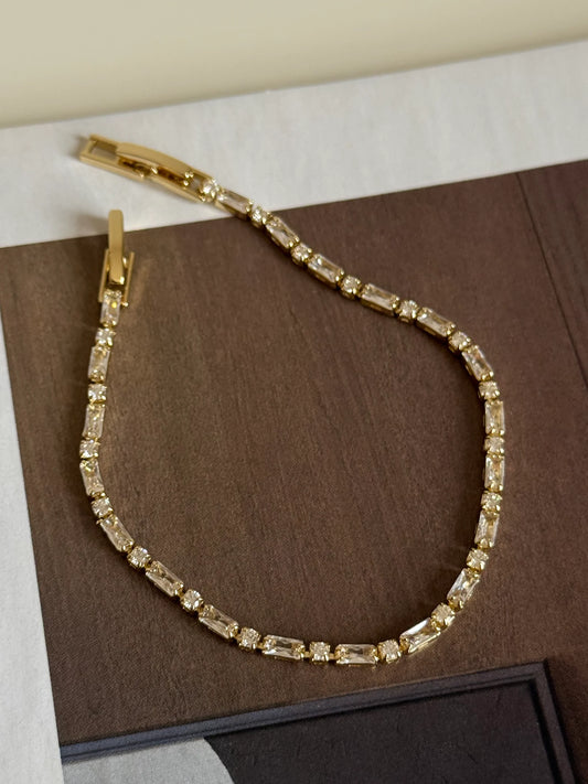 Gold Rengi Sıralı Yuvarlak Ve Baget Taşlı Kadın Bileklik