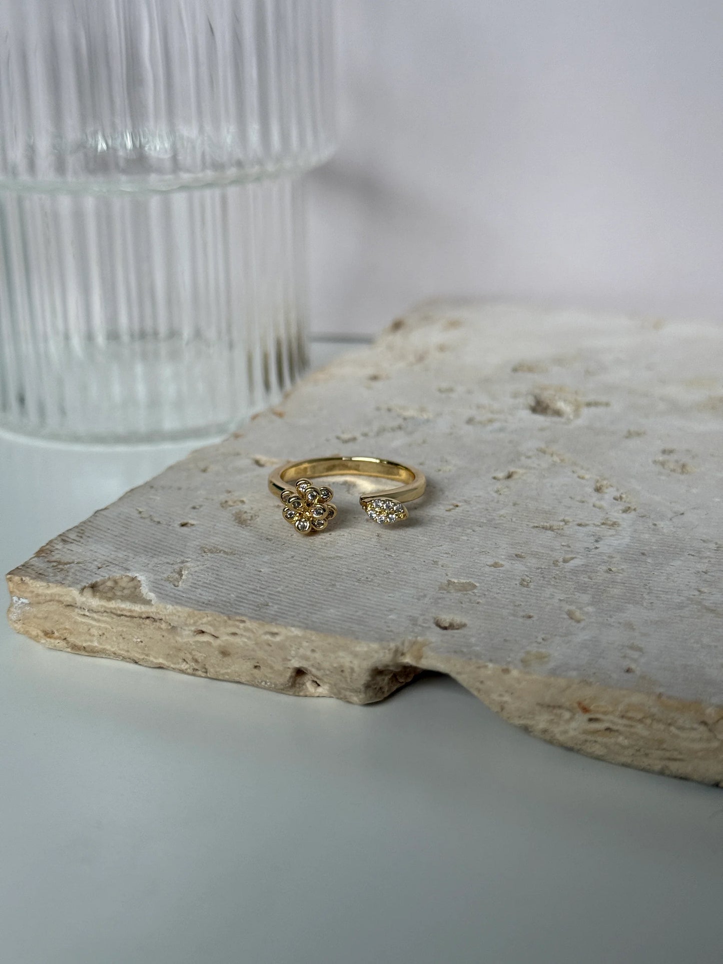 Gold Rengi Zirkon Taşlı Çiçek Kadın Yüzük