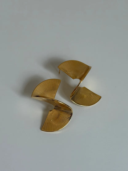 Gold Rengi Asimetrik Model Kadın Küpe