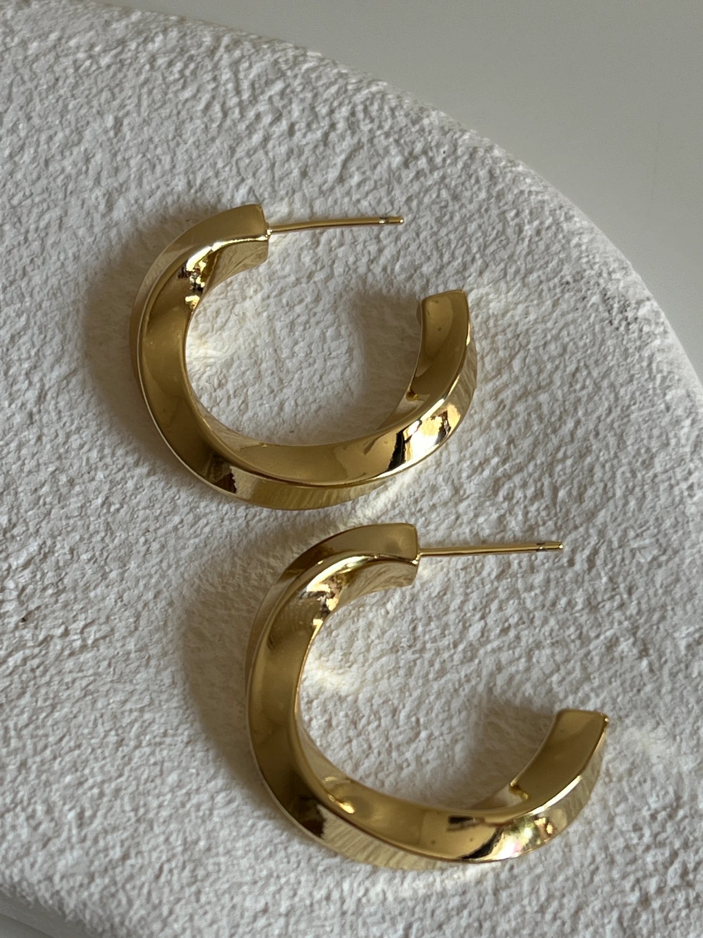 Gold Rengi Dalga Model Yarım Halka Xupıng Kadın Küpe
