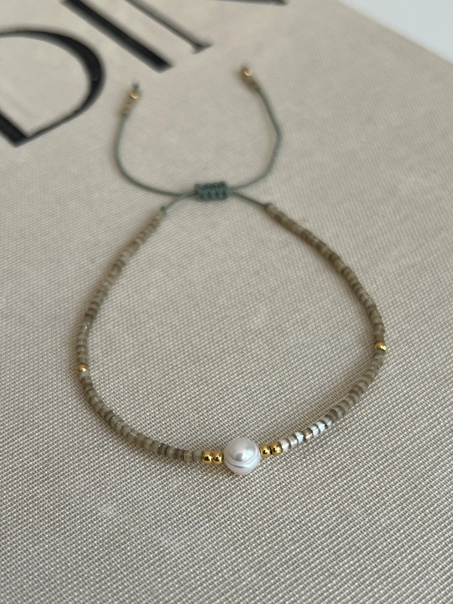 Gold Rengi Doğal Taşlı İnci Detaylı Kadın Bileklik