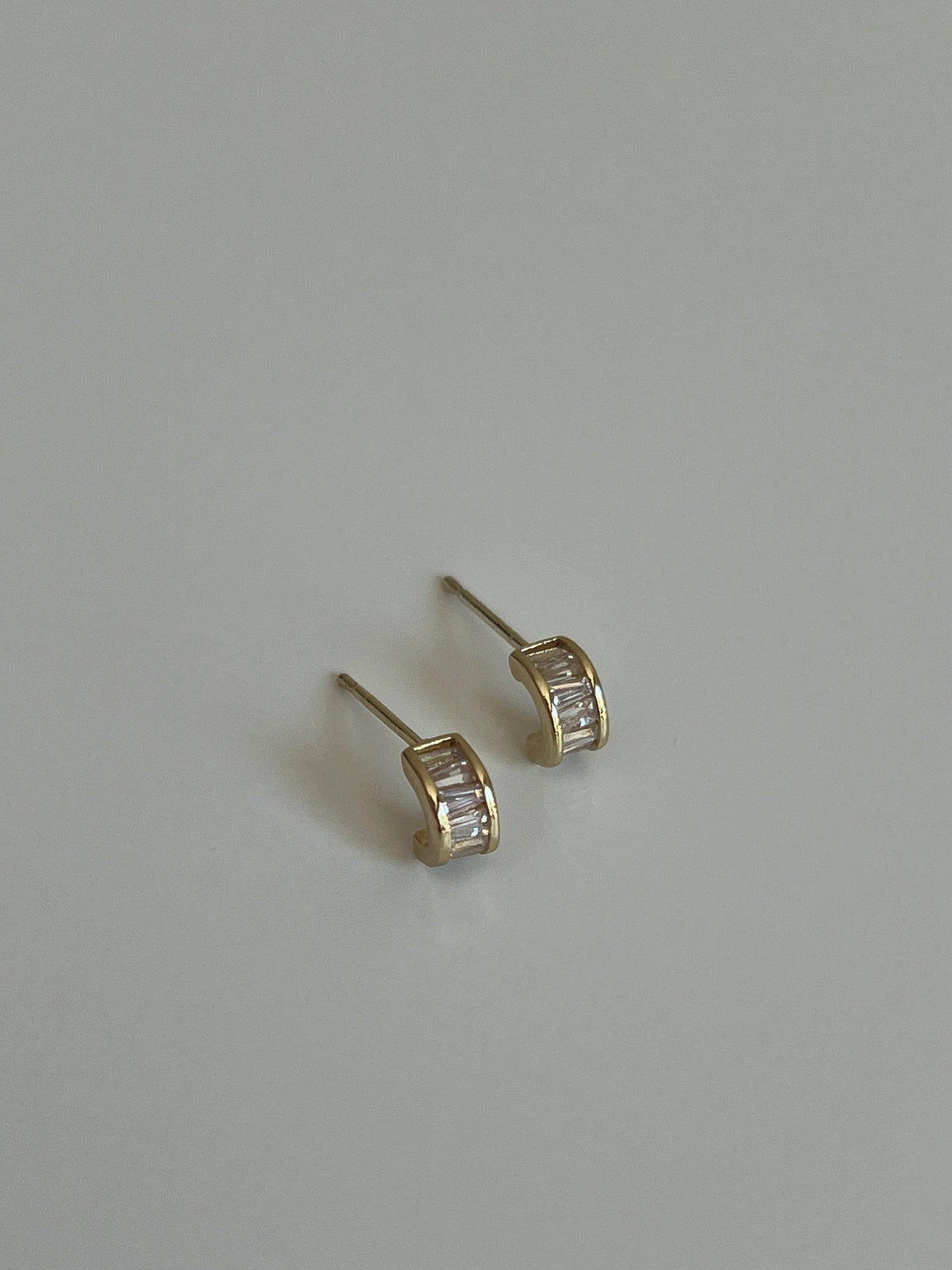 Gold Rengi Baget Taşlı Kadın Minimal Küpe