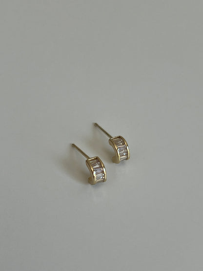Gold Rengi Baget Taşlı Kadın Minimal Küpe