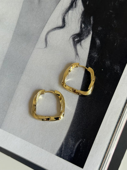 Gold Rengi Kare Model Kadın Küpe