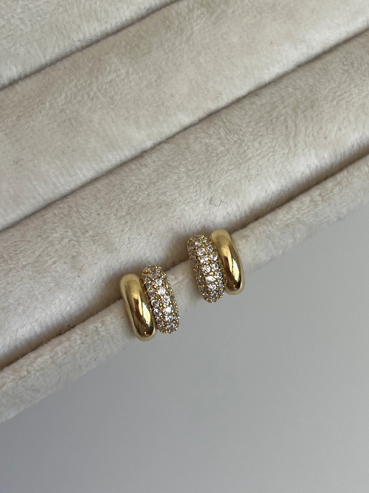 Gold Rengi İki Sıra Zirkon Taşlı Kadın Minimal Küpe