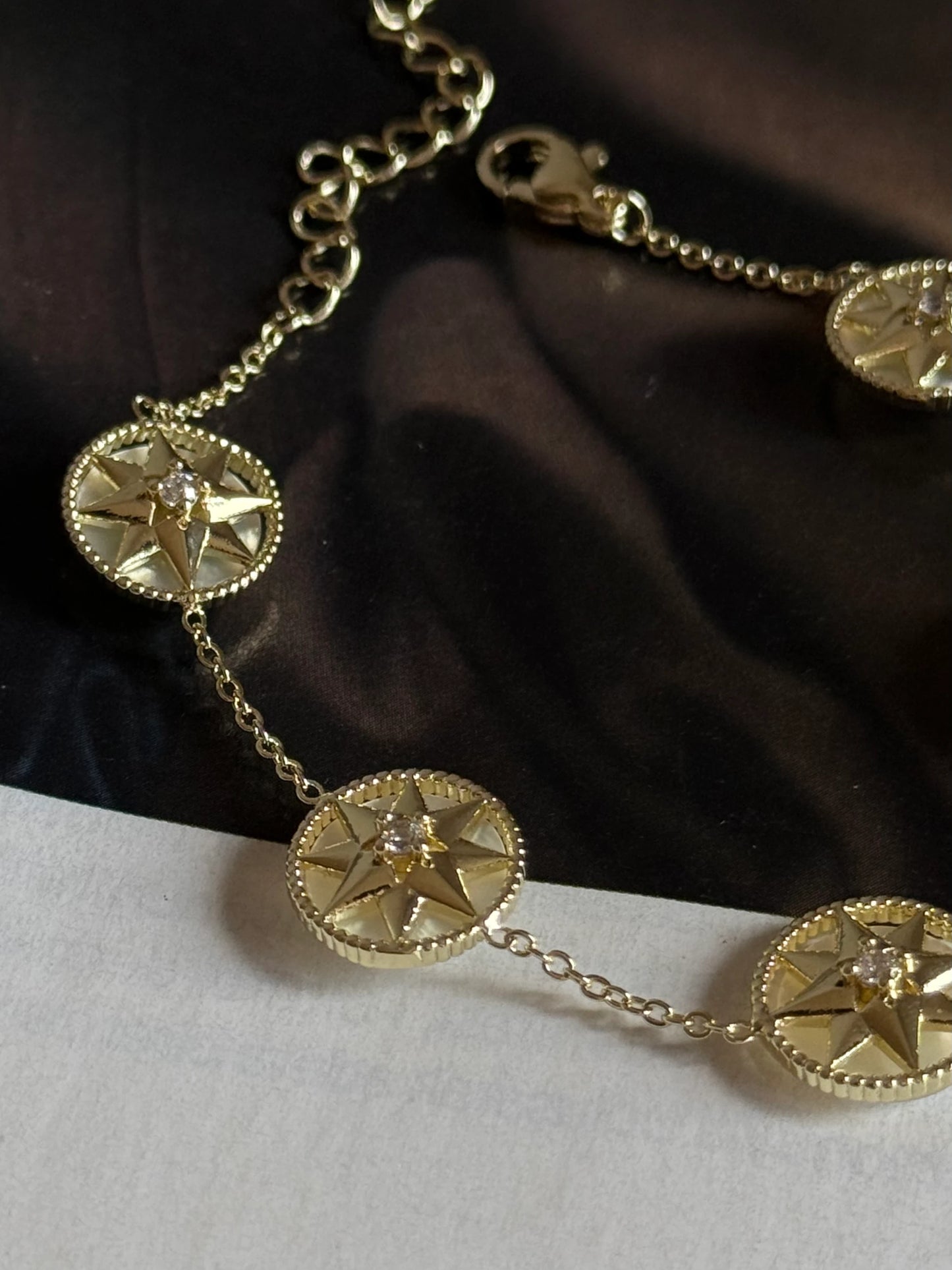 Gold Rengi Sıralı Yuvarlak Kutup Yıldızı Model Kadın Bileklik
