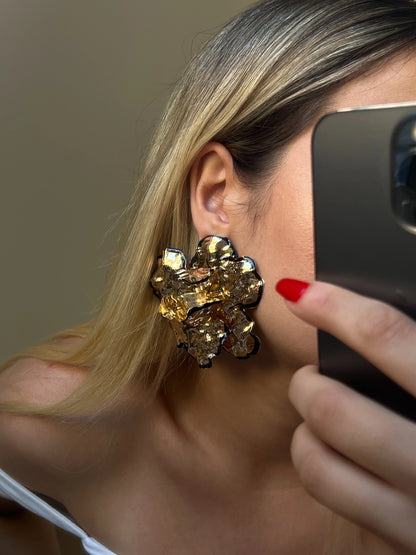 Gold Rengi Siyah Çizgi Detaylı Yaprak Model Kadın Küpe