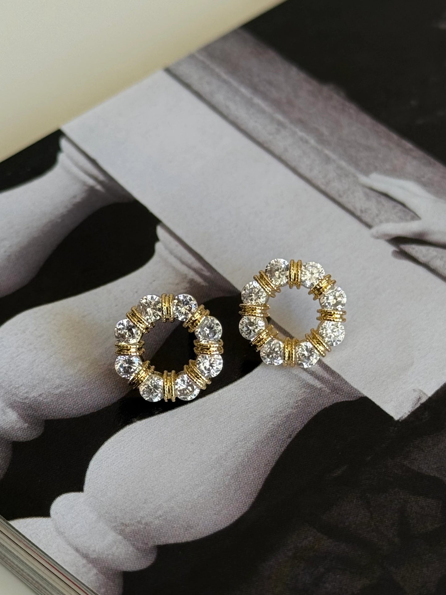 Gold Rengi Yuvarlak Model Taşlı Kadın Küpe