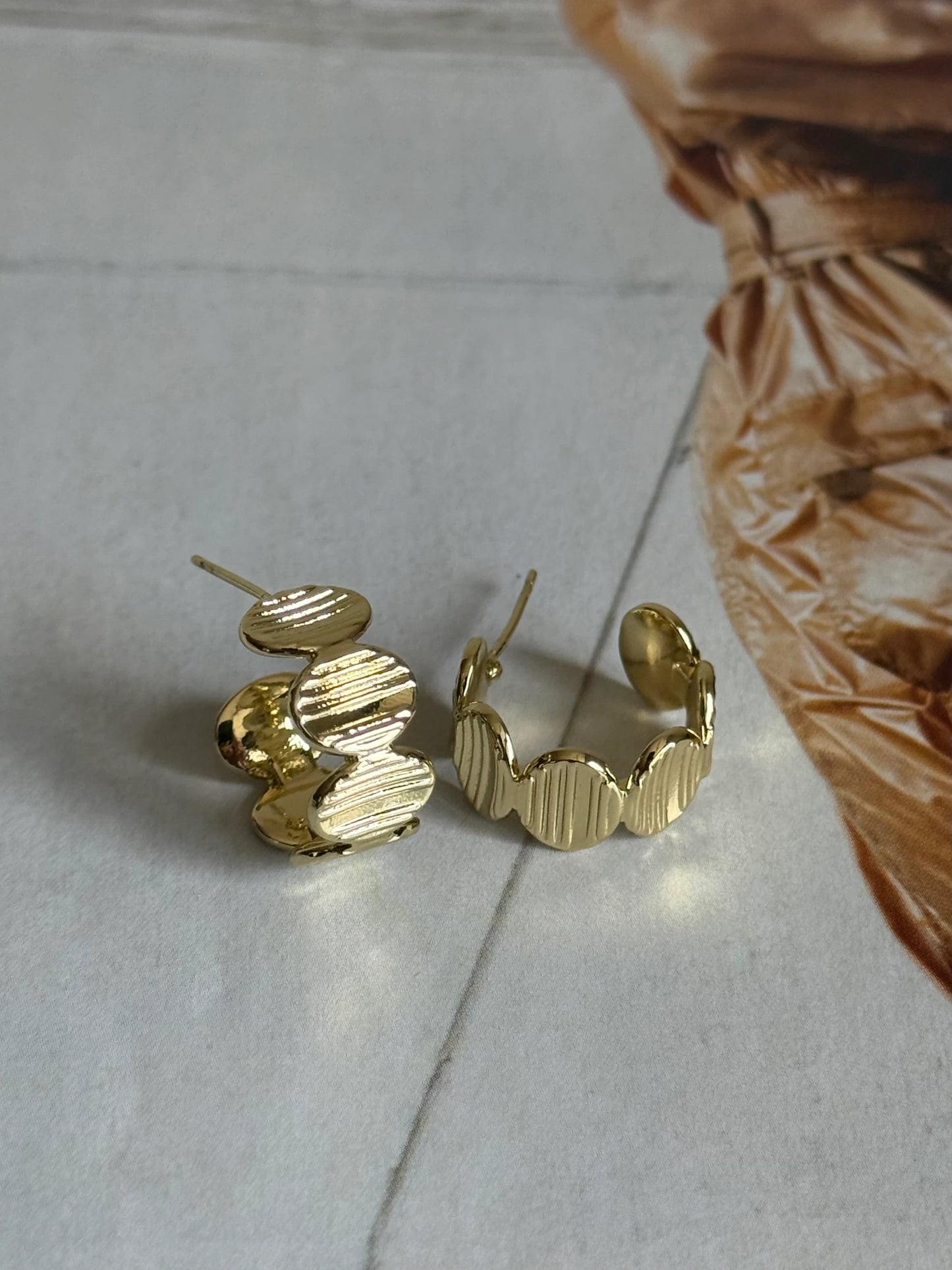 Gold Rengi Sıralı Yuvarlak Model Halka Kadın Küpe