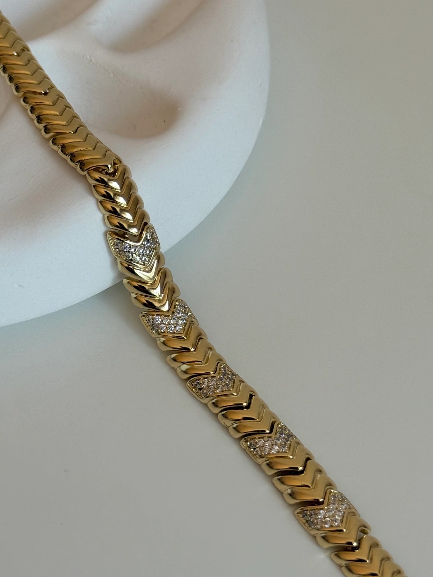 Gold Rengi Zirkon Taş Detaylı Sıralı V Model Xupıng Kadın Bileklik