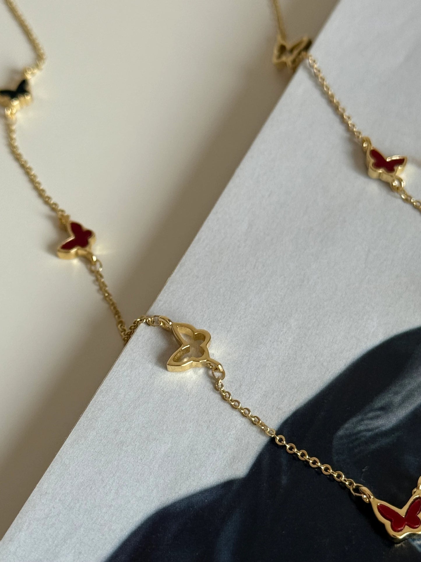 Gold Rengi Renkli Kelebek Detaylı Kadın Kolye