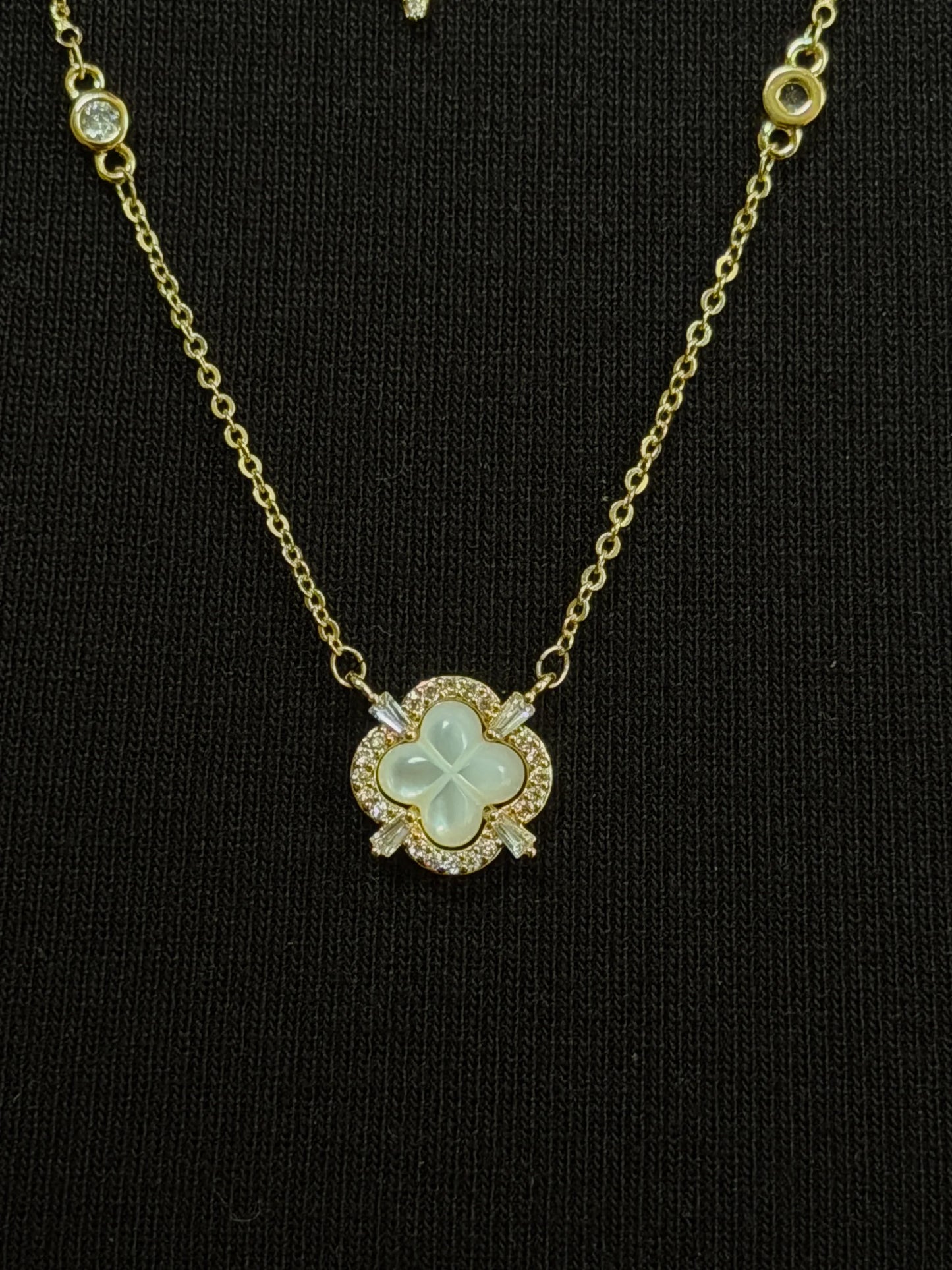 Gold Rengi Beyaz Taşlı Yonca Model Kadın Kolye