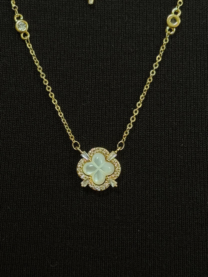 Gold Rengi Beyaz Taşlı Yonca Model Kadın Kolye