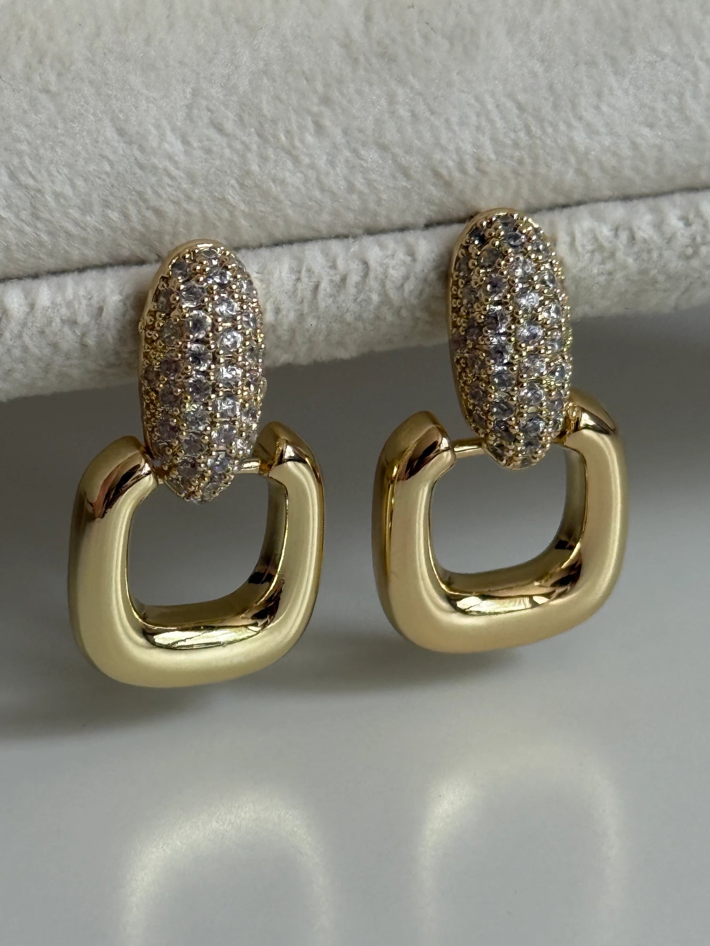 Gold Rengi Kare Sallantılı Kadın Küpe