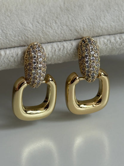 Gold Rengi Kare Sallantılı Kadın Küpe