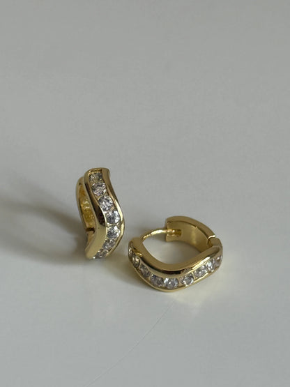 Gold Rengi Taşlı Dalga Model Minimal Halka Kadın Küpe