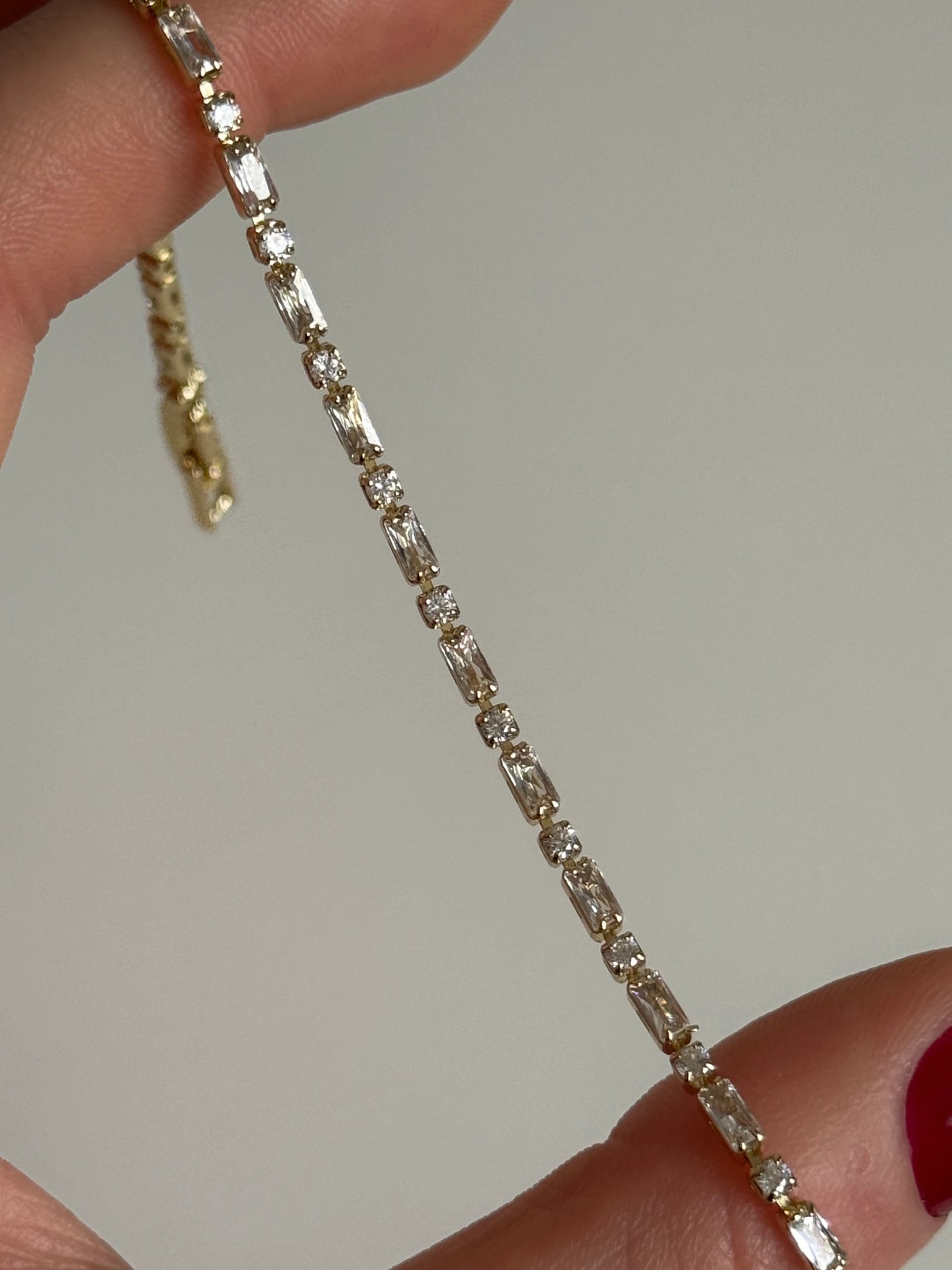 Gold Rengi Sıralı Yuvarlak Ve Baget Taşlı Kadın Bileklik