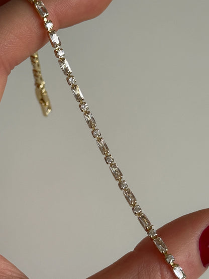Gold Rengi Sıralı Yuvarlak Ve Baget Taşlı Kadın Bileklik