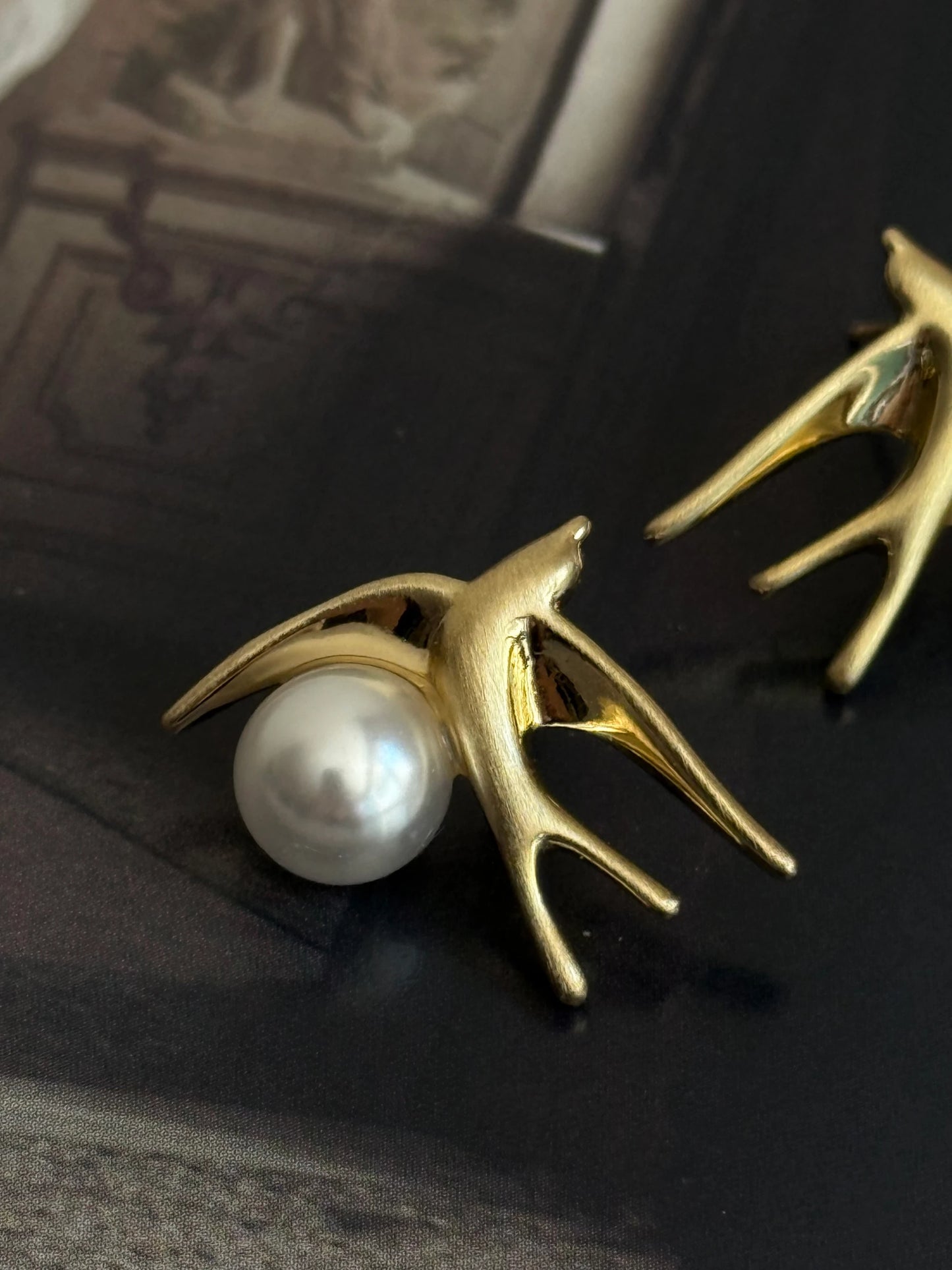 Gold Rengi İnci Detay Kırlangıç Model Kadın Küpe