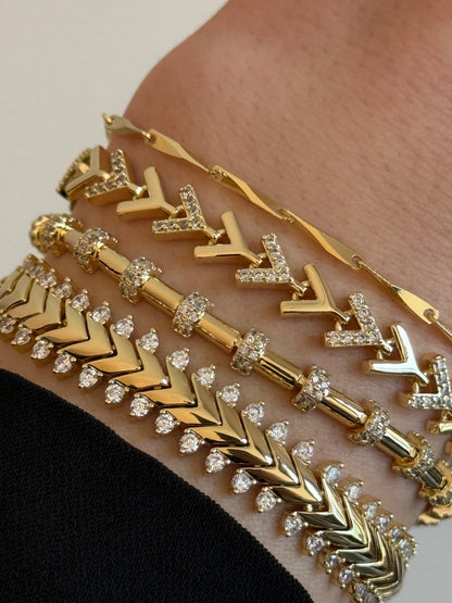 Gold Rengi V Model Taşlı Kadın Bileklik
