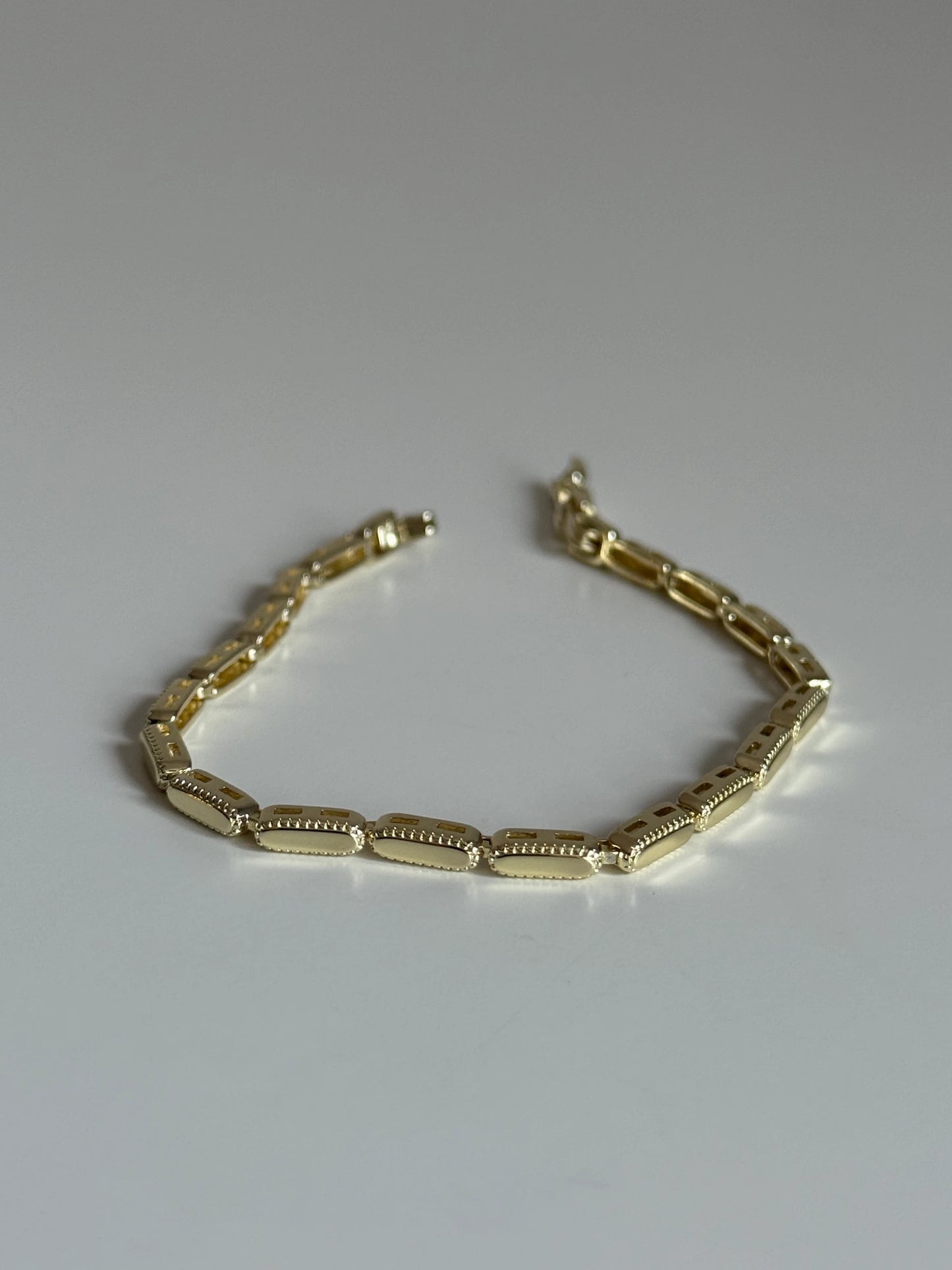 Gold Rengi Oval Form Sıralı Kadın Bileklik