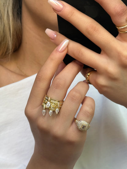 Gold Rengi Taş Sallantılı Kadın Yüzük